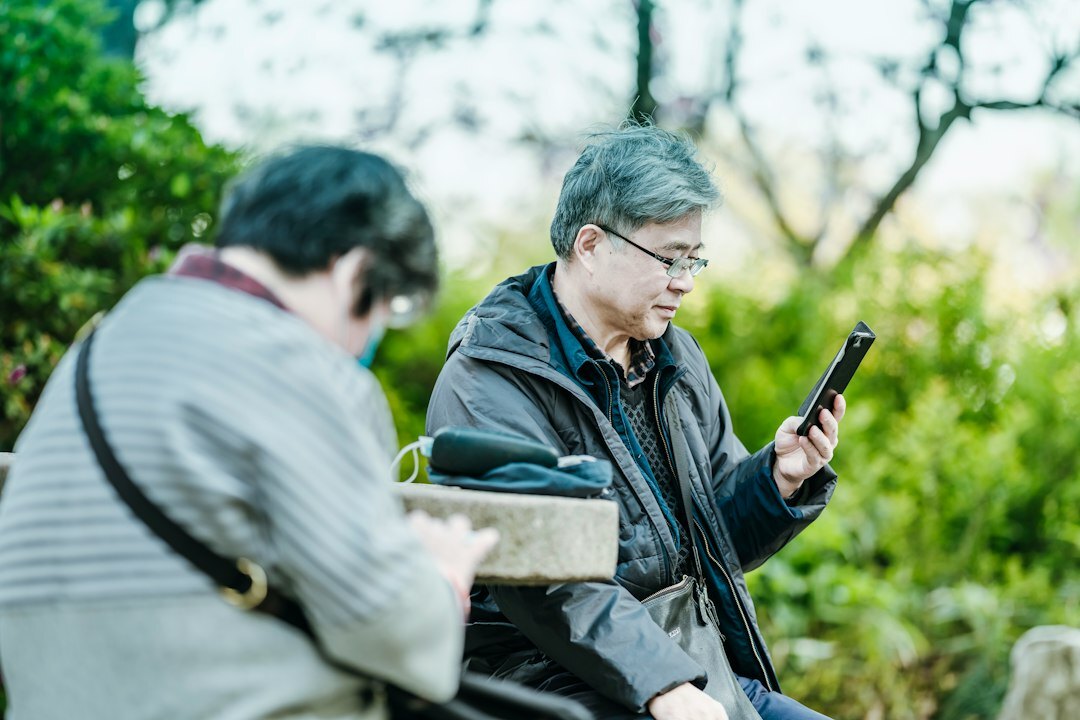 elderly person learning smartphone
